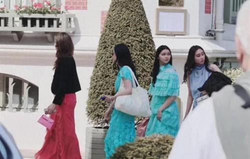 何猷君夫妇答谢宴，谷爱凌红裙碾压全场，何家姐妹穿搭差距悬殊