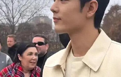 肖战青岛被偶遇，穿着清凉身材消瘦，遇见粉丝低头躲避败好感