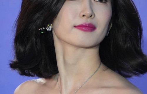 今日份短发的江疏影，张扬热烈之魅江疏影北影节开幕式红毯生图