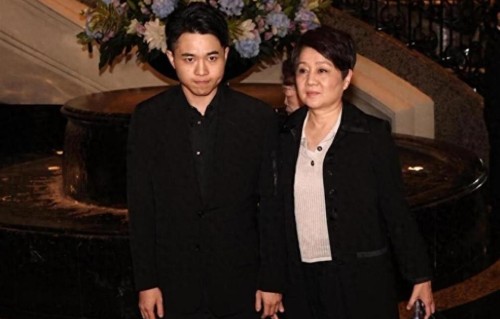 梁安琪全家出席何超蕸追思会，何超盈染了一头金发，小7岁丈夫也在