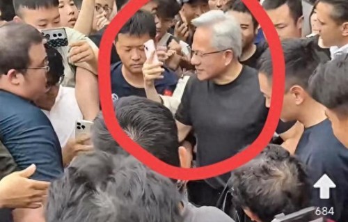 黄仁勋现身遭大量市民围堵合影！现场寸步难行，保镖竟束手无策