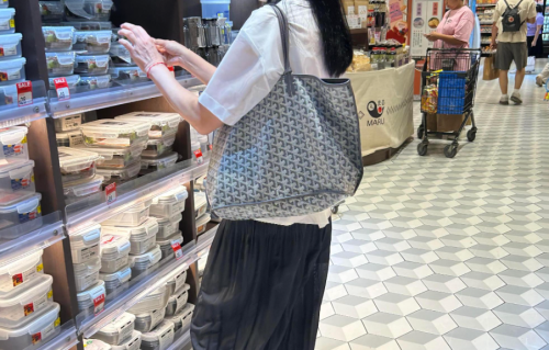 60岁“天王嫂”朱丽倩现身超市被偶遇，浓密黑发抢镜，穿便服挑打折品很松弛