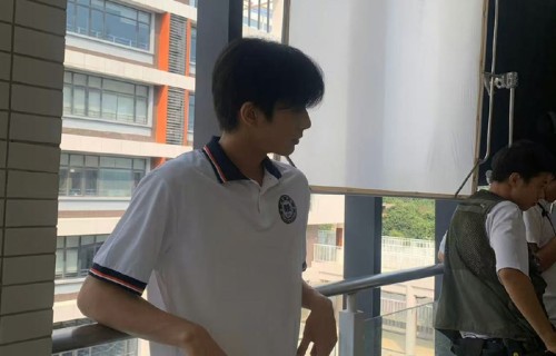 宋威龙穿校服重现凌霄学长形象|子夜归|赖伟明|登陆