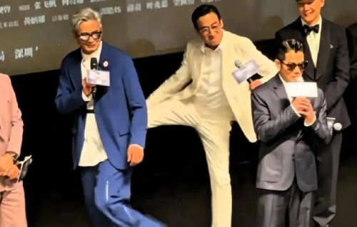 70岁周润发和68岁梁家辉在郭富城身后手舞足蹈，三位影帝年龄加起来近200岁，心理年龄却不到3岁