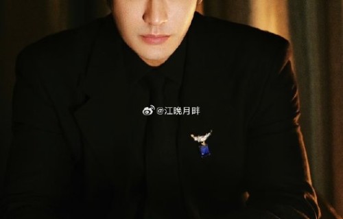 黄晓明在社交媒体上分享了哪些父母出游的照片和细节？