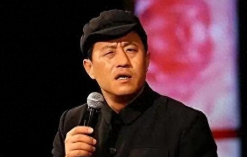 天道好轮回，抛弃发妻爱上小19岁“女儿闺蜜”的他，如今自食苦果 