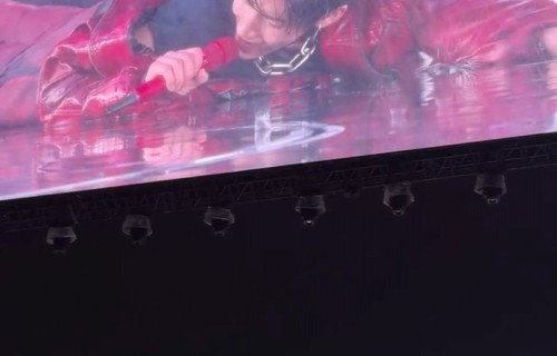 金泰亨雨中演唱会激情献唱，舞台打滑引安全担忧|游泳