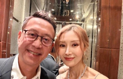 李嘉欣穿露背装去吴婉芳二儿子婚宴，她和许晋亨坐主桌，老了十岁