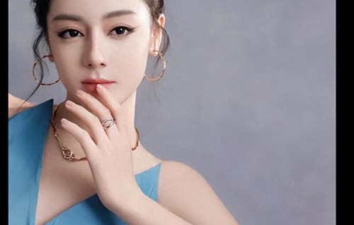 迪丽热巴蓝色长裙，深V设计感十足，身材火辣！