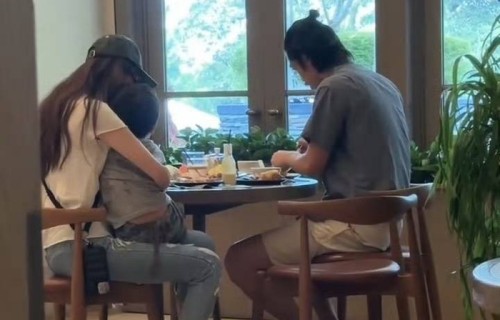 林志玲抱4岁儿子喂早餐，母爱满溢打破“女神”距离感