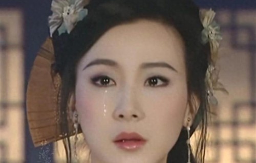 57岁萧蔷被偶遇，穿吊带紧身裤当街热舞，腋下松弛身材干瘦