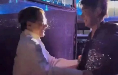 跨越岁月相拥!成龙拥抱海来阿木,尽显华语乐坛薪火相传|前辈|彝族|蚌埠|男儿当自强|音乐