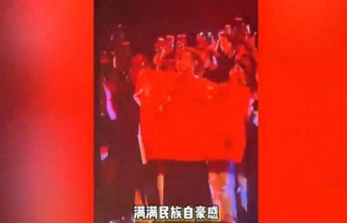 王嘉尔多伦多演唱会高举国旗，现场介绍生长城市，点燃现场