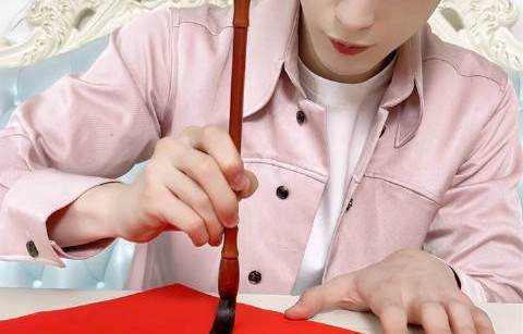 除了相机，张凌赫还有哪些特别的小习惯或兴趣爱好？