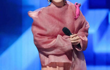 《魔力歌先生》节目中，龚琳娜是如何即兴改编《荒漠上行走》的？