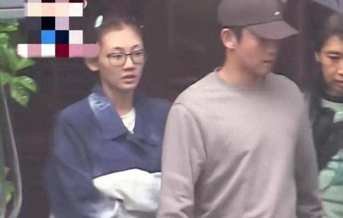 郑恺一家外出聚餐，郑爸出镜走路要搀扶，苗苗冒雨送公公很孝顺|家庭|父亲|老人|闪婚|父母