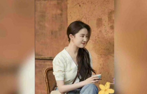 刘亦菲六一营业美照刷屏！淡妆配西装裙，骨相优越尽显松弛美感