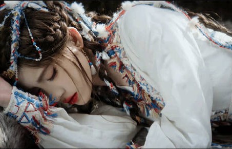 鞠婧祎在这组大片中展现了角色的哪三种人格特质？