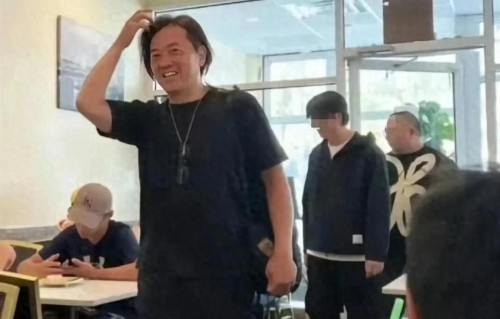 郑伊健路边摊被偶遇，头发稀疏成这样了？49岁蒙嘉慧胖到认不出！