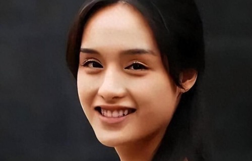 离开富大龙后，她进入国防大学当老师，如今42岁仍单身，无儿无女