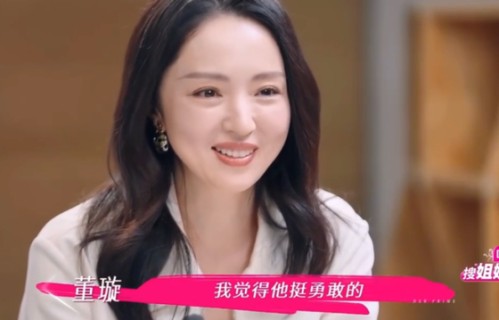 董璇谈与张维伊情感发展,透露一开始只是找对方要话剧票,此前求婚视频公开,董璇称孩子很喜欢张维伊