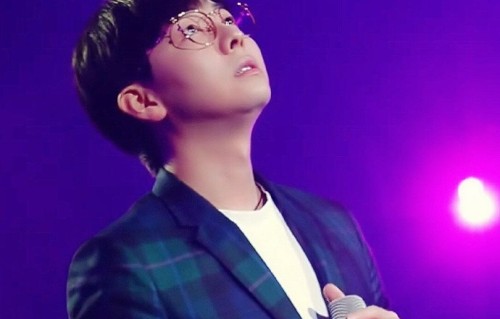 胡夏的嗓音被称为‘清泉之声’，这种特质在《花期》现场演唱中是如何具体体现的？