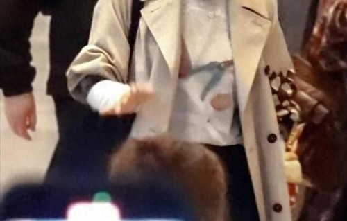 58岁周涛近照曝光，气色红润满脸笑容，不愧是中年女性的模范！