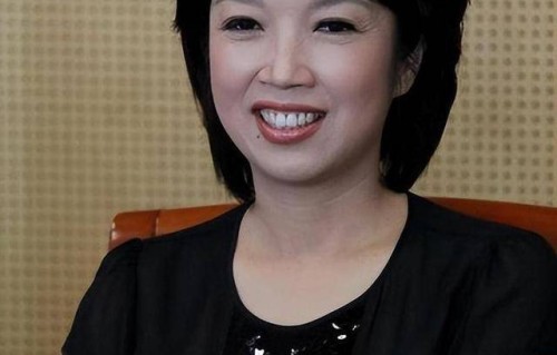 央视知名主持，靠演邓颖超成名，悉心照顾老迈父母，如今苦尽甘来_黄薇_角色_父亲