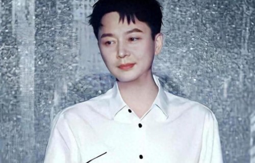 他长得漂亮演技好，却赚不到钱被离婚，到44岁终翻身如今儿女双全