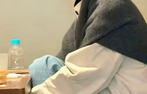 赵丽颖素颜现身上海咖啡店状态佳