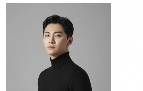 他退出演艺圈,和相恋多年的女友结婚,并接管未来岳父的家族生意