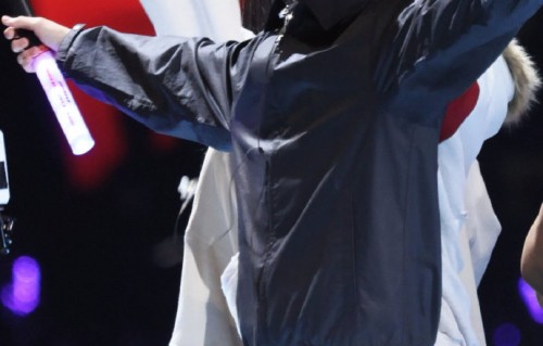 余宇涵现身张杰演唱会参与应援小火车活动|没落