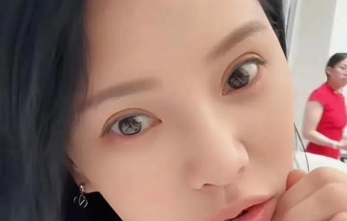 秦昊扛女摘果子，伊能静晒幸福，米粒懂事到暖心？