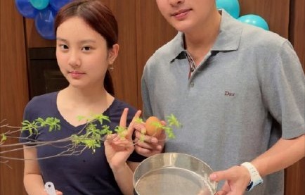 甜馨为贾乃亮庆生！13岁身高惊人，亲制蛋糕告白“最幸福的事”