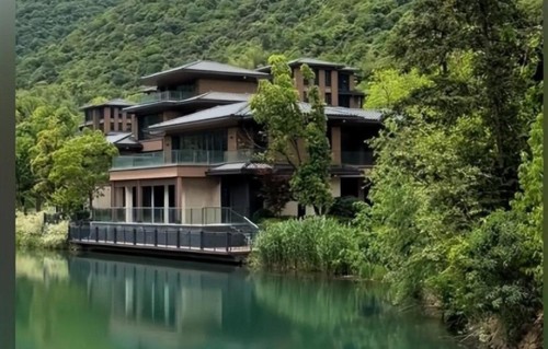 沈腾陪妻儿在江苏度假，王琦复胖目测有200斤，8岁儿子也壮了不少