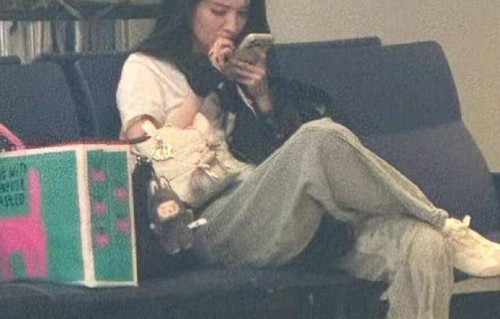 王楚然自曝近视日常：不戴眼镜完全看不清，路人打招呼都看不见