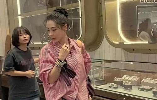 张柏芝三亚逛街被偶遇！粉衬衫配破洞牛仔，45岁美成大学生