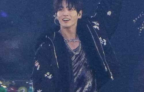 防弹少年团高阳ARIRANG巡演首日田柾国亮相