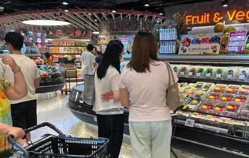 刘德华妻子朱丽倩逛超市，60岁的她头发乌黑，背一万的包很朴素