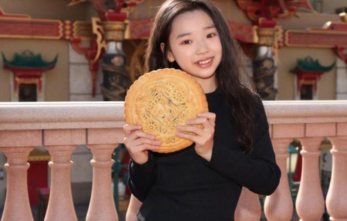 小酒窝和高云翔父女俩同框被拍，演员赵达同行，高云翔星味全无