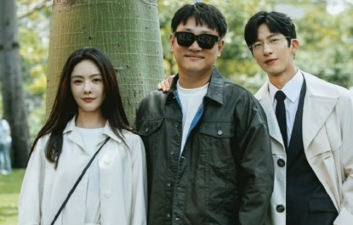 井柏然从“胡巴妈”到《钢铁森林》的角色转变，体现了他的哪些演技特点？