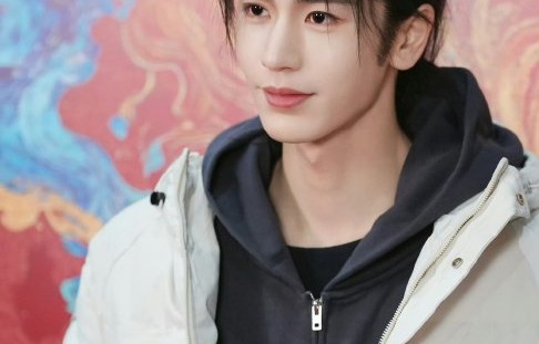 张凌赫凭眼镜美颜暴击！盘点他的神级“剧抛脸”名场面