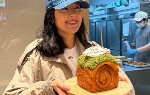 唐诗咏在自家面包店过45岁生日，亲力亲为招呼客人，店铺生意冷清 