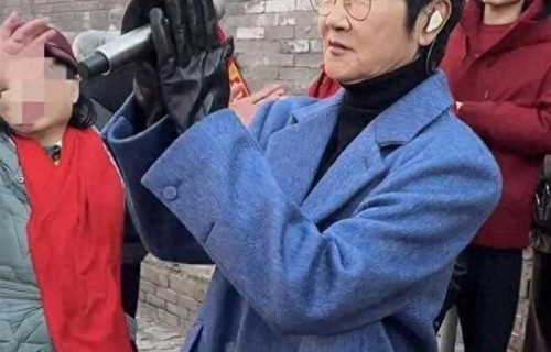 57岁孙楠瘦了点！蓝大衣配眼镜显神态，网友：还是很帅的！|北京卫视春晚|蔡明|春晚|细纹|面部