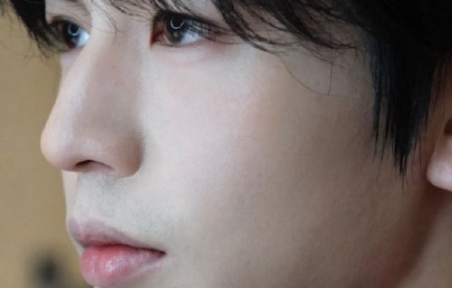 张凌赫素颜宣言引热议：荧幕精致是战袍，生活真实是盔甲|凌探未来|毛孔|修饰|粉底液|化妆