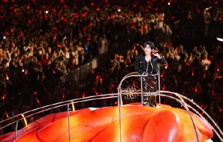 陈楚生和胡莎莎的这次合作对《招摇》这首歌的播放量和口碑有何影响？