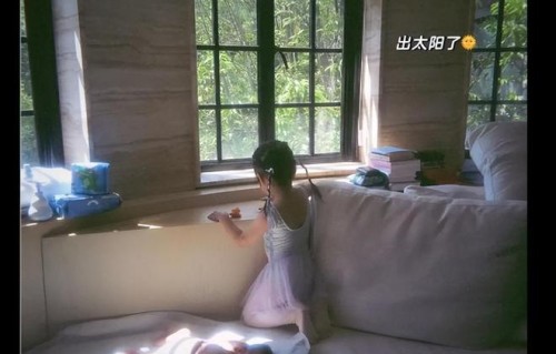 程晓玥晒二胎月子日常，老公陪儿子读书，一家四口超温馨！