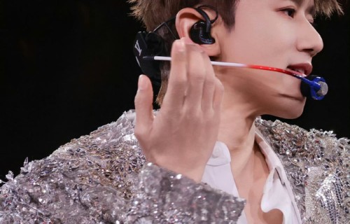 张杰演唱会舞台惊艳，机器人同台互动