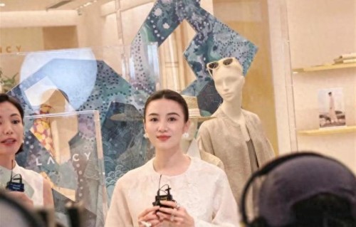 南京德基偶遇宋佳！一袭新中式穿搭，温柔到骨子里