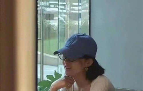 赵丽颖在上海某高档餐厅被偶遇，瘦是真的瘦，但素颜却没有那么美 ​​​